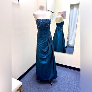 Gorgeous Demetrios Mother of Bride/Groom Gown -excellent condition -size 8